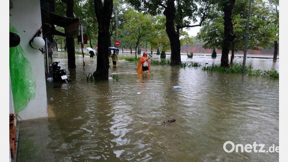 Viele Straßen in Hue standen unter Wasser. Bild: Hoang Le Y Minh/dpa