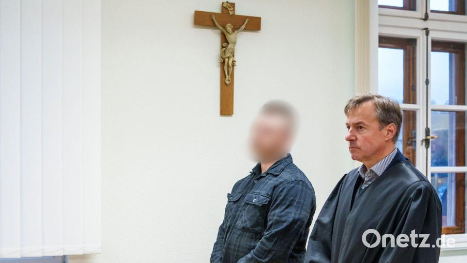 Der Angeklagte äußert sich vor Gericht nicht selbst zu den Vorwürfen. (Archivbild) Bild: Andreas Arnold/dpa