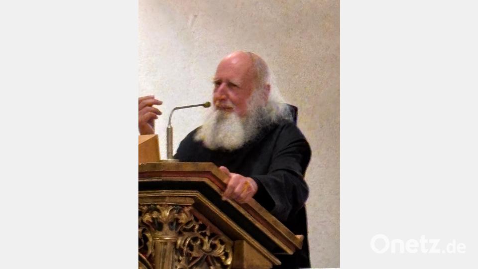 Pater Anselm Grün spürt bei seinem Vortrag in der Herz-Jesu-Kirche in Rosenberg der Quelle des Glücks nach. Bild: Erhard Nitzbon