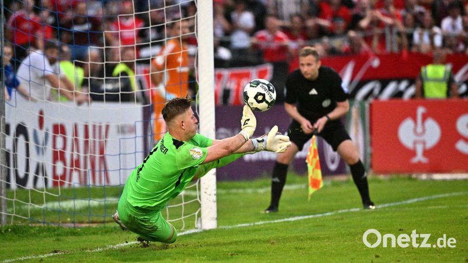 Illertissens Torwart Michel Witte parierte damals zweimal im Elfmeterschießen. (Archivfoto) Bild: Jan-Philipp Strobel/dpa