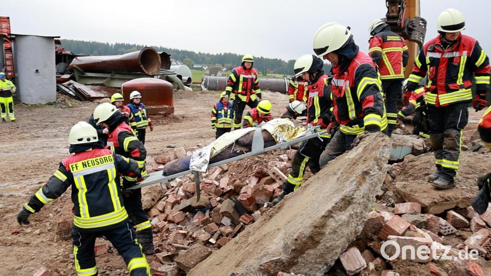 Körperlich gehen die Einsatzkräfte bei der großen Katastrophenschutzübung in Pullenreuth bis an ihre Grenzen. Bild: rw