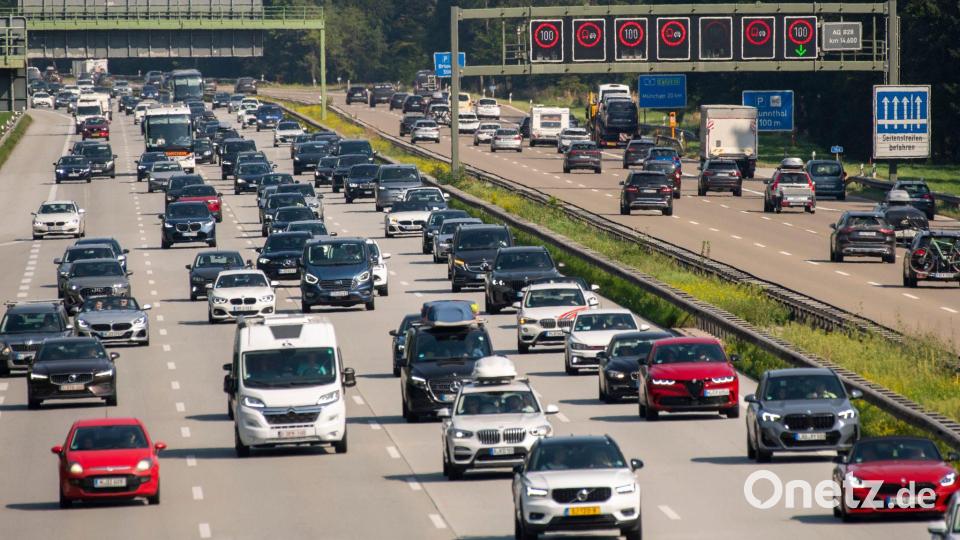 Für die Herbstferien sagt der ADAC Staus vorher. (Symbolbild) Bild: Stefan Puchner/dpa