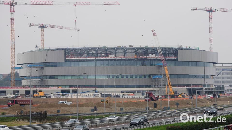 An der Eishockey-Arena wird noch gebaut. Bild: Luca Bruno/AP/dpa