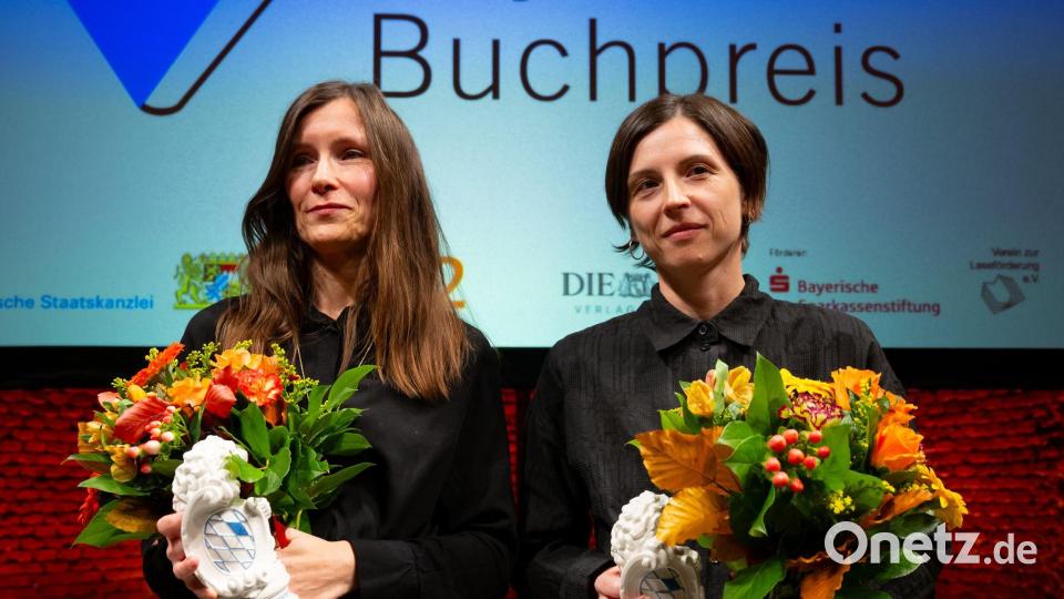 Heike Geißler (l) und Dorothee Elmiger sind Gewinnerinnen des Bayerischen Buchpreises 2025. Bild: Sven Hoppe/dpa