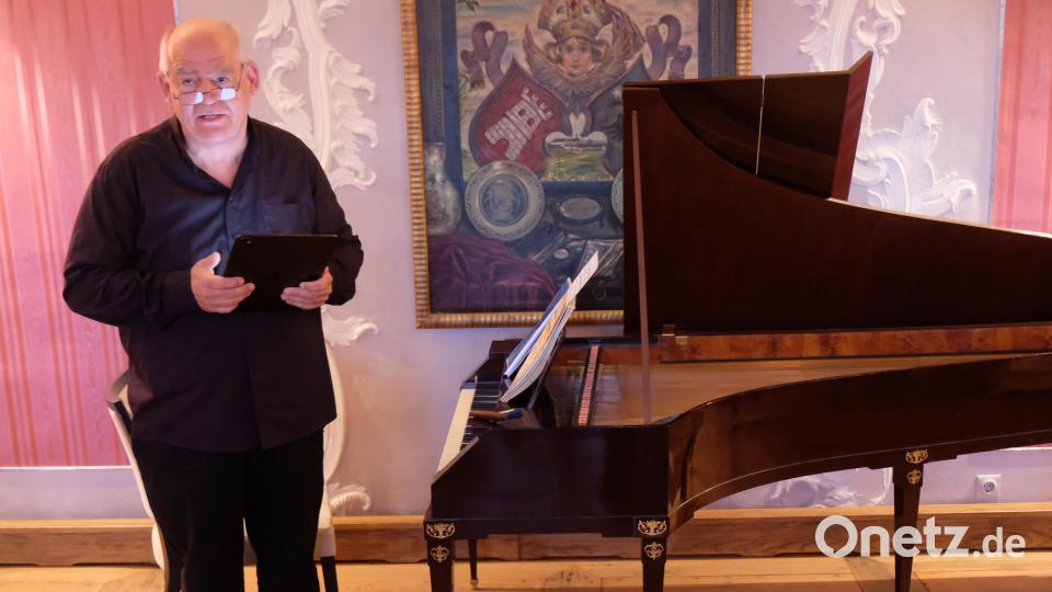 Der Künstler, ein Ausnahmetalent auf historischen Tasteninstrumenten, beeindruckte zudem mit interessanten Anmerkungen über die musikalischen Berühmtheiten seiner Zeit. Bild: Robert Dotzauer