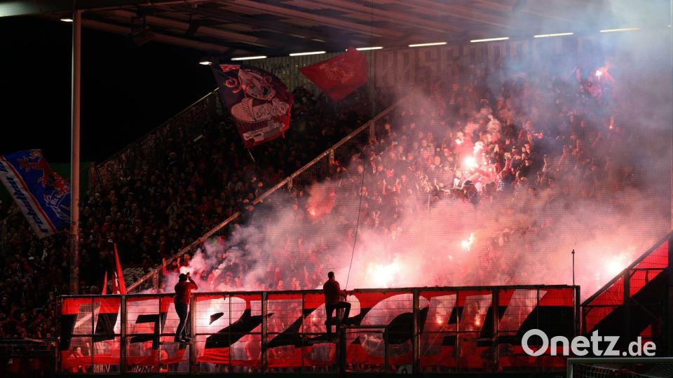 Beim Pokalspiel in Cottbus ist ein Leipziger Fan nach einem medizinischen Notfall gestorben. Bild: Robert Michael/dpa