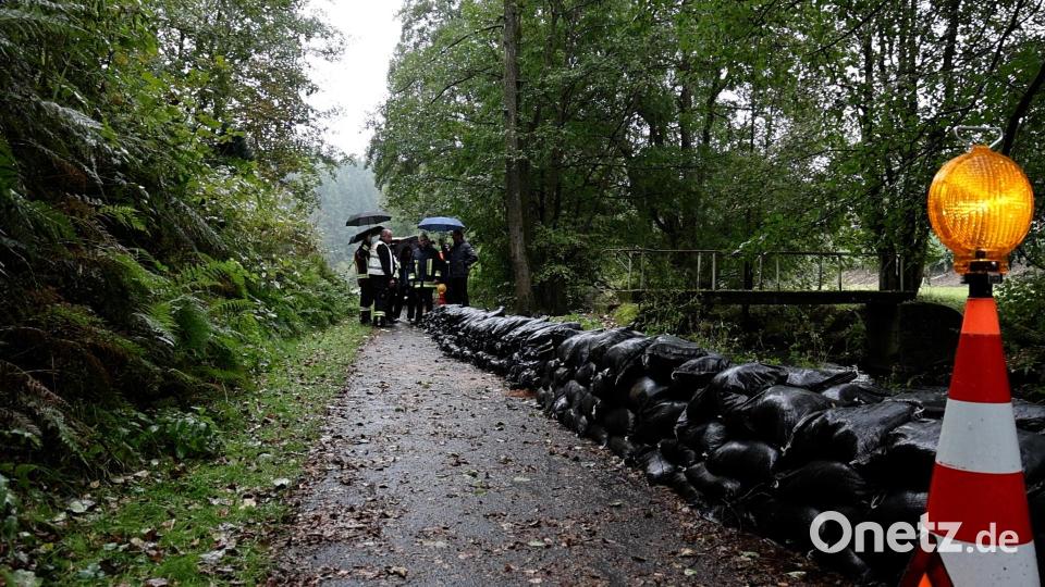 Noch am Freitag errichten die Einsatzkräfte einen Sandsackwall. Bild: rw