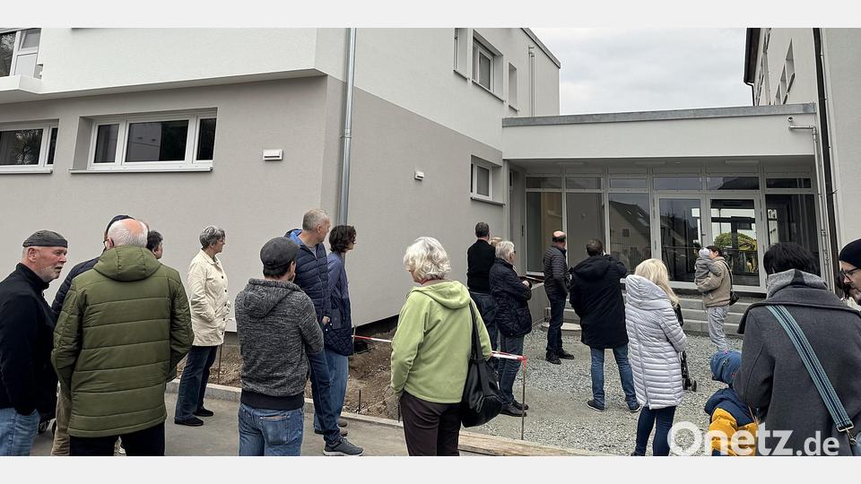 Die Sanierung der Mehrzweckhalle in Schirmitz war eines der Hauptthemen beim Rundgang durch die Gemeinde. Bild: Ariane Heigl
