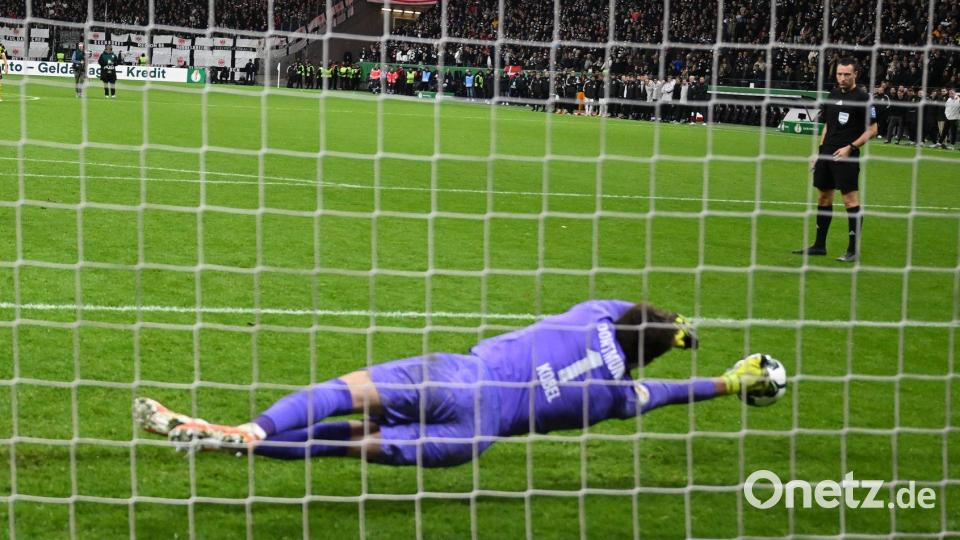 Wird zum Helden: Gregor Kobel im BVB-Tor Bild: Arne Dedert/dpa