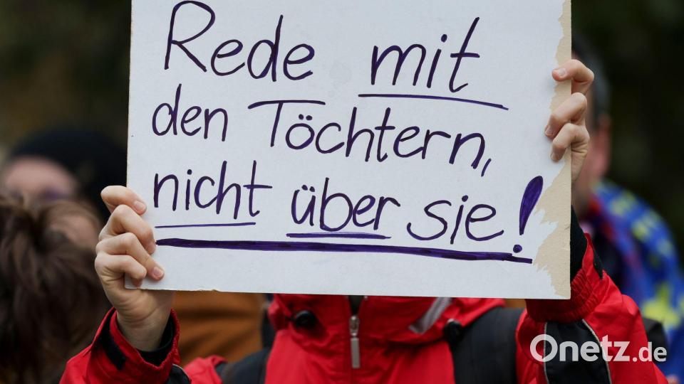 250 Demonstranten versammelten sich vor der Dresdner Staatskanzlei während des Besuchs des Kanzlers in der sächsischen Hauptstadt. Bild: Jan Woitas/dpa
