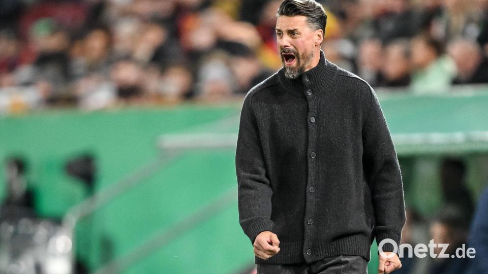 Nächster herber Rückschlag für Augsburgs Trainer Sandro Wagner. Bild: Harry Langer/dpa