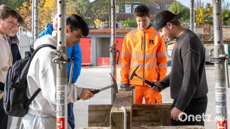 Beim Wetthämmern kämpften die Jugendlichen um jeden Schlag und jede Sekunde. Bild: Tanja Schedl