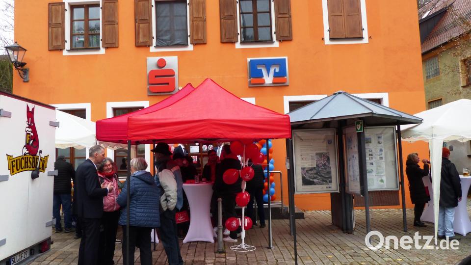 Nach der Wiedereröffnung des sanierten Bankgebäudes am Kastler Marktplatz gabs vor dem Bankgebäude ein "Stärkung" für Mitarbeiter und Bevölkerung Bild: jp