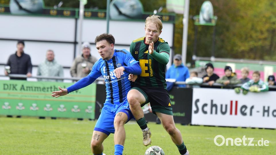 Michael Janner (rechts) von der DJK Ammerthal (hier im Zweikampf mit Malik Pankey vom FSV Erlangen-Bruck) brachte seine Mannschaft mit 1:0 in Führung. Bild: Hubert Ziegler