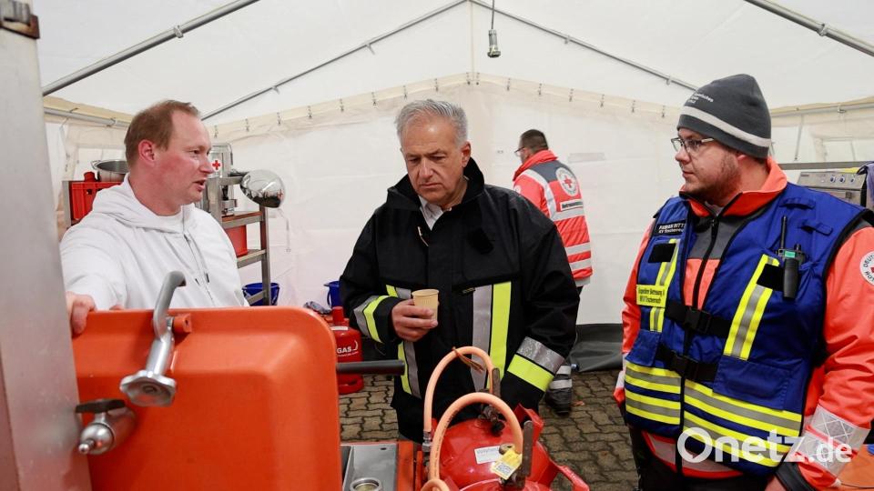 Das Rote Kreuz hat vor dem Feuerwehrhaus in Pullenreuth eine Feldküche aufgebaut. Bild: rw
