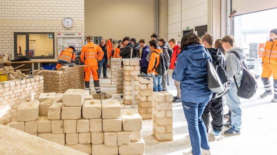 Einblicke in die Berufswelt in der Baubranche gab es jetzt beim Kassecker-Schülertag in Waldsassen. Bild: Tanja Schedl