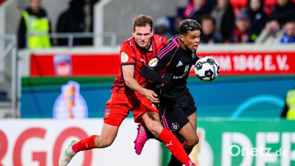 Notbremse: Für dieses Foul sah Heidenheims Tim Siersleben (l.) Rot. Bild: Tom Weller/dpa