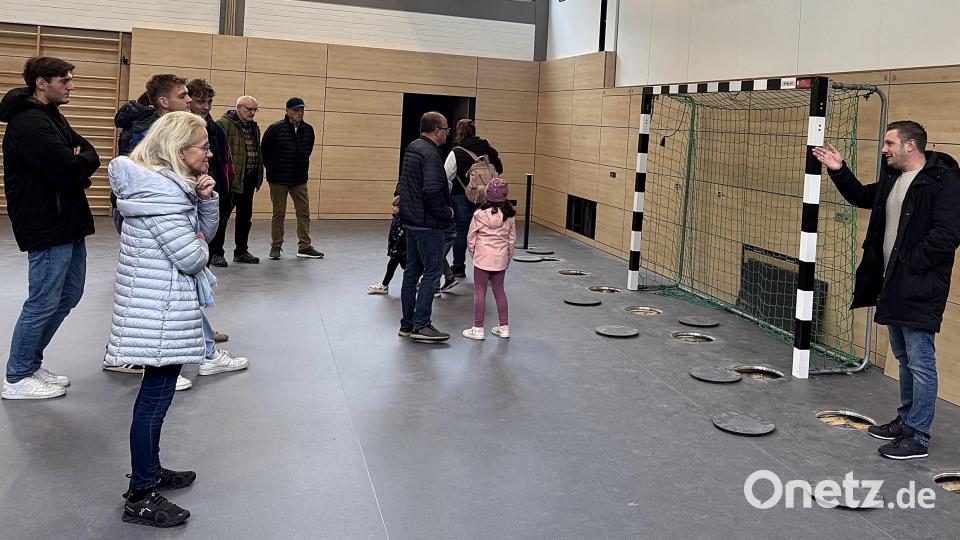 Viel Interessantes zeigte Bürgermeister Ernst Lenk (rechts) den Teilnehmern, auch die Generalsanierung der Mehrzweckhalle, die auch bald wieder dem Schulsport zur Verfügung steht. Bild: Ariane Heigl
