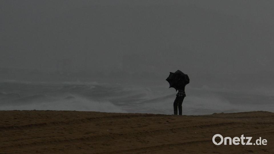 Ein schwerer Zyklon hält vor seinem Auftreffen auf Land Menschen und Behörden an Indiens Ostküste im Golf von Bengalen in Atem. Bild: Mahesh Kumar A./AP/dpa