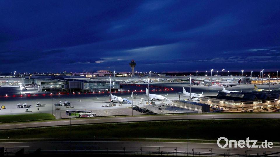 Am Flughafen München erwarten die Verantwortlichen gleich zum Start in die Ferien am 31. Oktober viel Betrieb. (Archivbild) Bild: Karl-Josef Hildenbrand/dpa