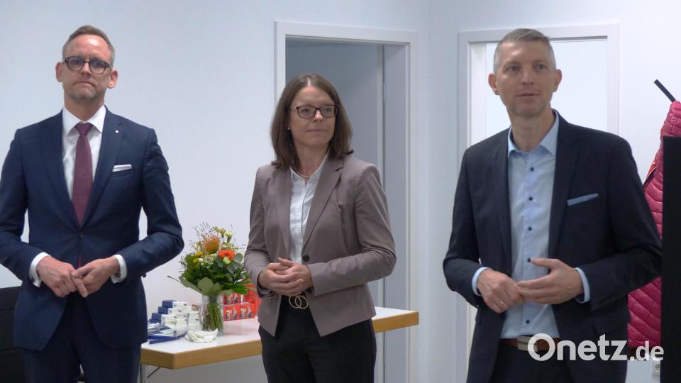 von li: Sparkassenvorstand Thomas Pickel, Vorständin Sonja Kalb und Raiffeisenvorstand Markus Bandasch freuen sich, dass das gemeinsame Bankgebäude am Kastler Marktplatz nach dem Hochwasserschaden Mai 2024 endlich saniert und wiedereröffnet werden konnte Bild: jp