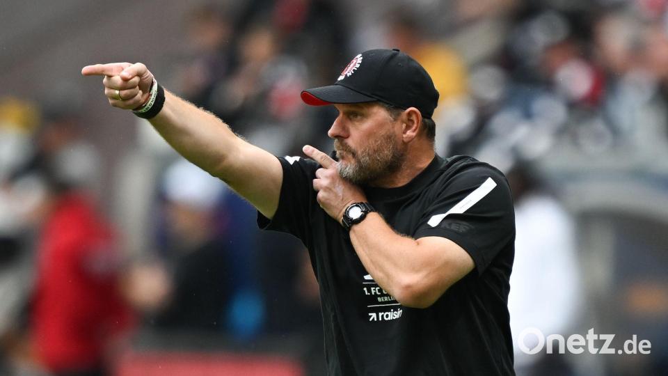 Steffen Baumgart freut sich auf das Wiedersehen mit Mitch Kniat. Bild: Arne Dedert/dpa