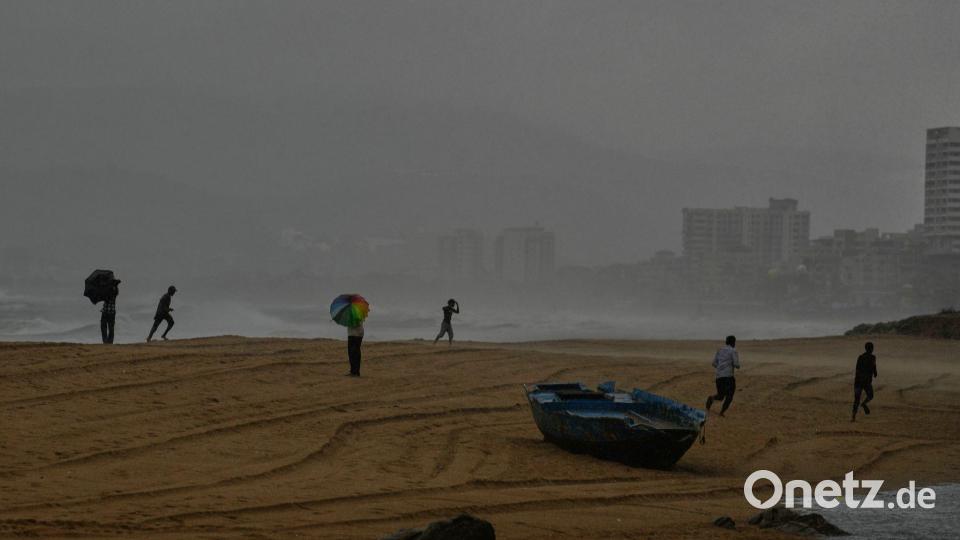 Die Vorläufer eines schweren Zyklons sind schon zu spüren, Zehntausende Menschen bringen sich in Sicherheit. Bild: Mahesh Kumar A./AP/dpa