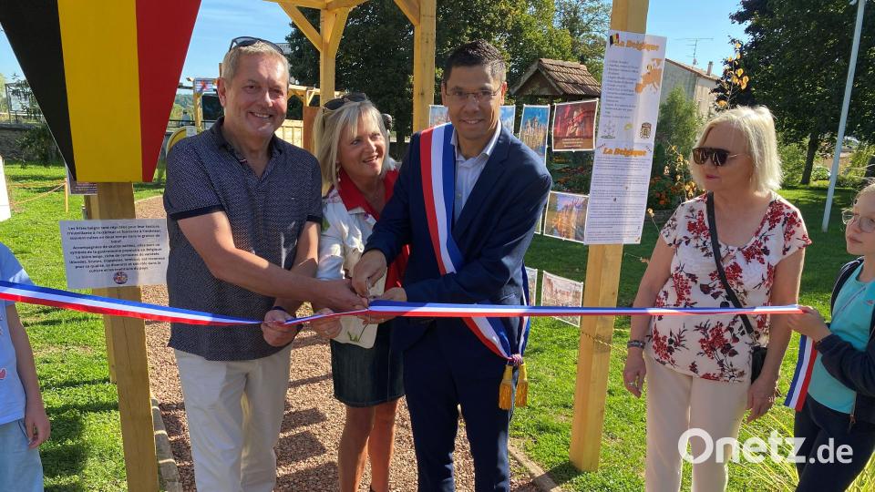 Der Bürgermeister Von Laneuville, Eric da Cunha, zusammen mit dem Auerbacher Bürgermeister Joachim Neuß im Stadtpark bei der Eröffnung einer Sonderausstellung, die die 40-jährige Städtepartnerschaft dokumentiert. Bild: Stadt Auerbach