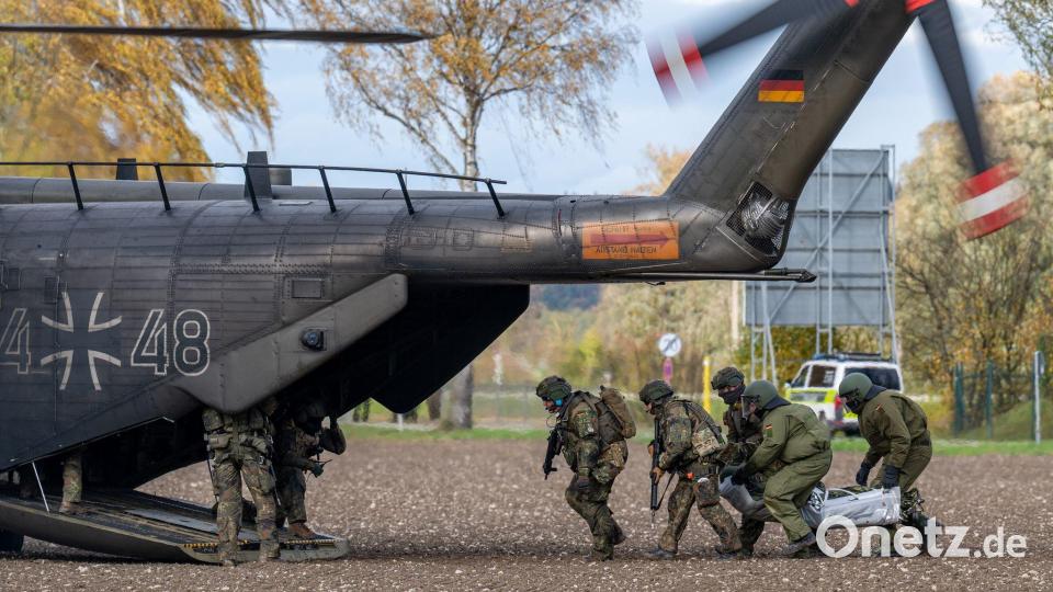 Bei einer Bundeswehr-Übung bringen Soldaten einen von einem Soldaten gespielten Verletzten zu einem Hubschrauber. Bild: Armin Weigel/dpa