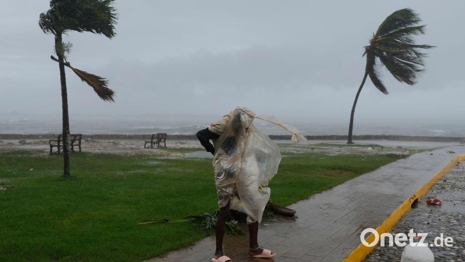 Ein Mann geht spazieren, während sich der Hurrikan "Melissa" nähert. Bild: Matias Delacroix/AP/dpa