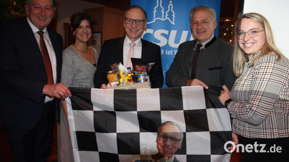 Bürgermeisterkandidat Bernd Sommer hat schon die Zielflagge in der Hand. Von links: CSU-Ortsvorsitzender Markus Scharnagl, Franziska Härtl, Bernd Sommer, Landrat Roland Grillmeier und Katja Bloßfeldt. Bild: kro