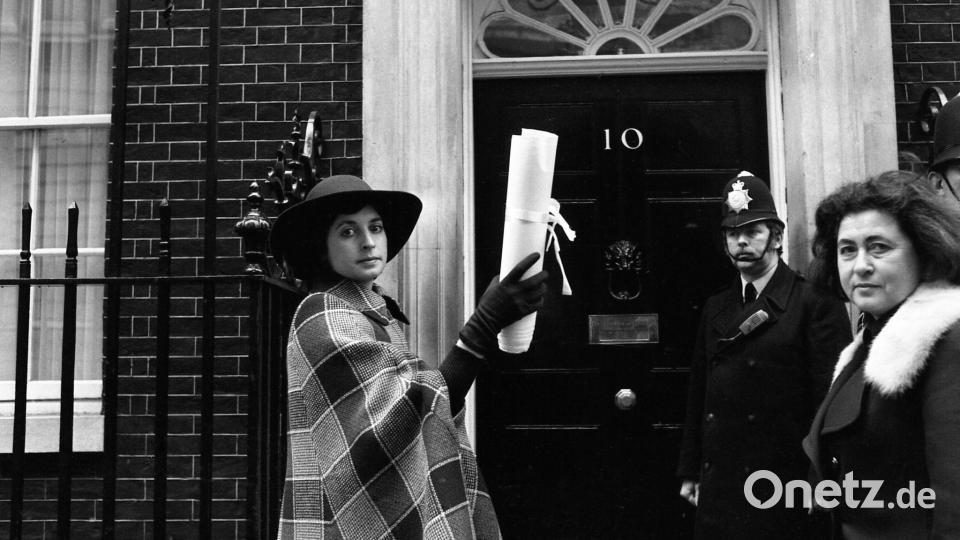 Die Schauspielerin Prunella Scales im Jahr 1975 vor Downing Street 10 in London. Archivbild: Robert Dear/AP/dpa