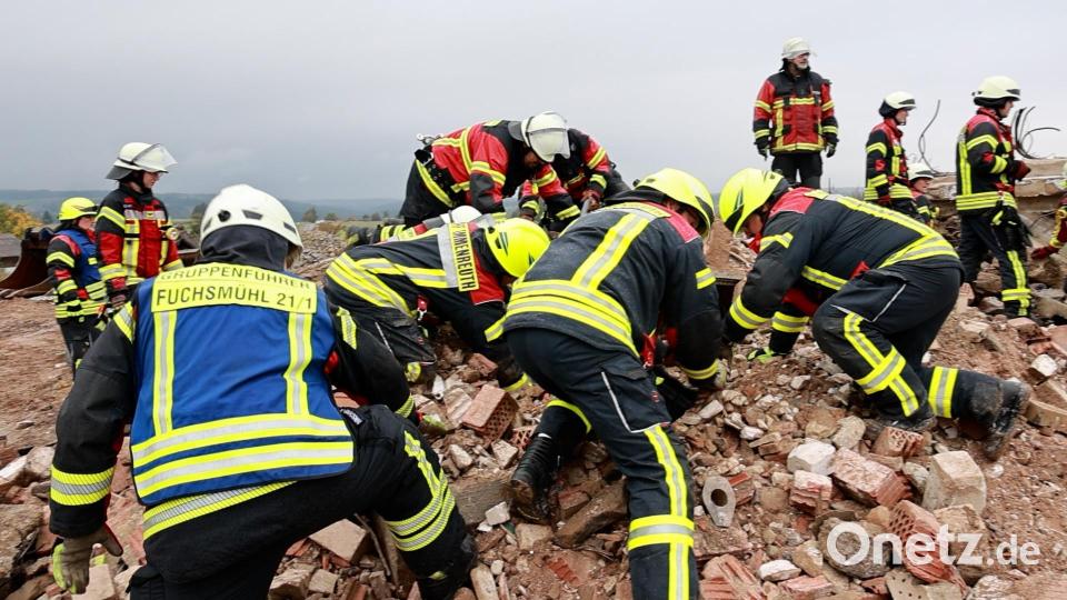 Teilweise mit bloßen Händen suchen die Einsatzkräfte in einem Trümmerfeld nach Verschütteten. Bild: rw