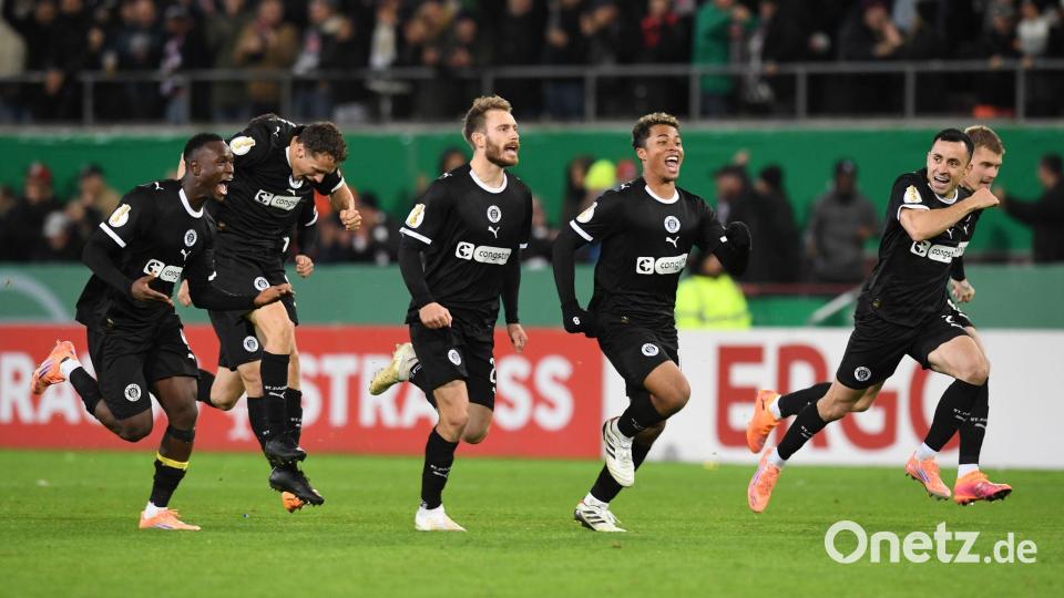 Der FC St. Pauli jubelt nach dem Sieg im Elfmeterschießen. Bild: Daniel Bockwoldt/dpa