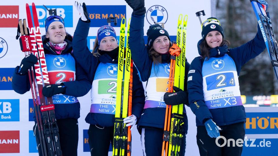 Feierten einige Staffelerfolge zusammen: Justine Braisaz-Bouchet (2.vr.) und Julia Simon (r). (Archivbild) Bild: Sven Hoppe/dpa