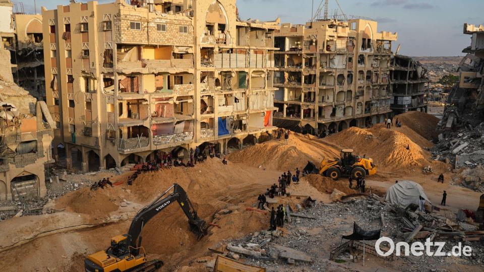 Ägyptische Arbeiter suchen mit schwerem Gerät nach sterblichen Überresten von Geiseln. (Archivbild) Bild: Jehad Alshrafi/AP/dpa