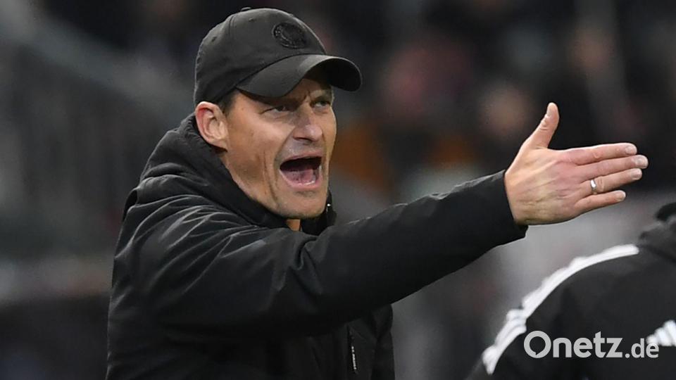 Dirigierte von außen: St. Paulis Trainer Alexander Blessin Bild: Daniel Bockwoldt/dpa