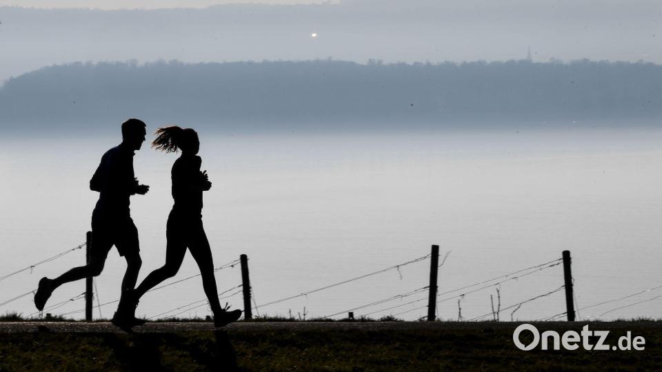 Wenn Frau und Mann zusammen joggen, hat das nicht dieselbe Wirkung. (Illustration) Bild: Felix Kästle/dpa