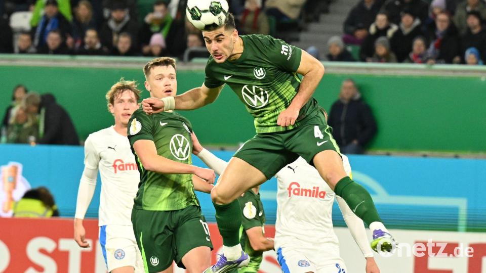 Energisch: Wolfsburgs Konstantinos Koulierakis köpft den Ball auf das Tor. Bild: Swen Pförtner/dpa