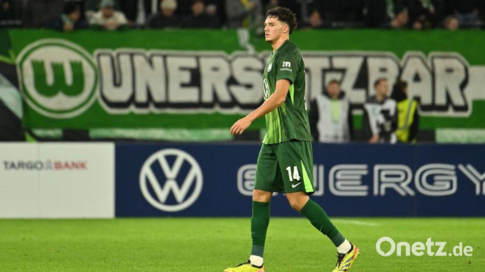 Muss vom Platz: Wolfsburgs Gelb-Rot-Sünder Jenson Seelt. Bild: Swen Pförtner/dpa