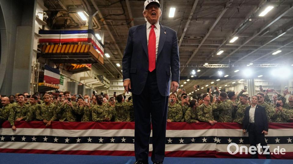 Trump besucht US-Truppen. Bild: Mark Schiefelbein/AP/dpa