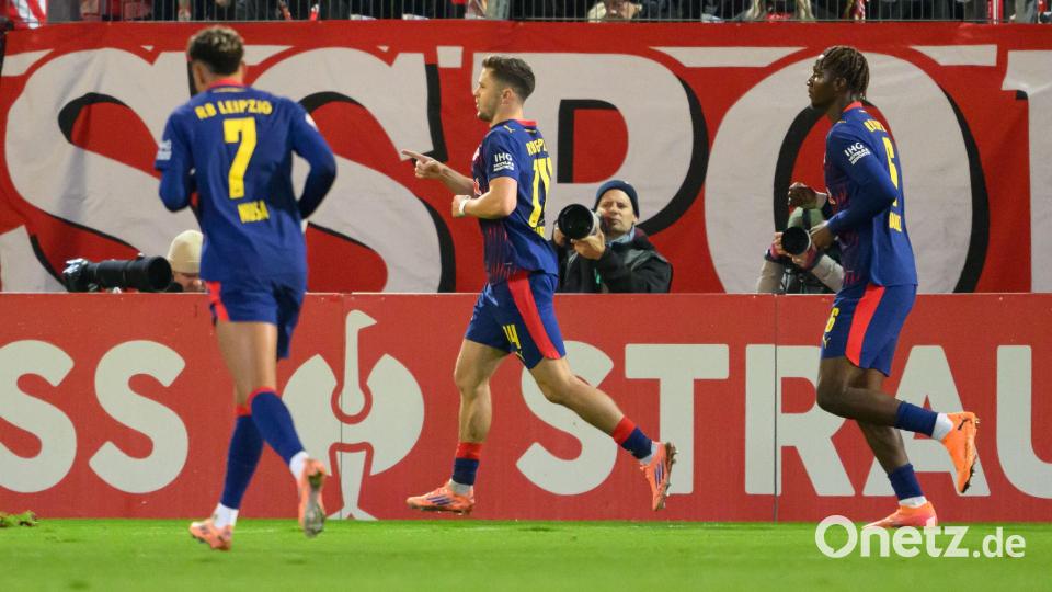 Christoph Baumgartner (RB Leipzig, M) jubelt nach seinem Tor zum 0:2. Bild: Robert Michael/dpa