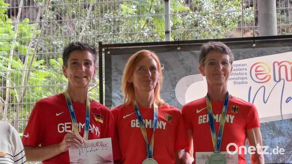 Birgit Schulz (rechts) gewann die Silbermedaille mit der W45-Mannschaft im Halbmarathon. Bild: Brigitte Graml
