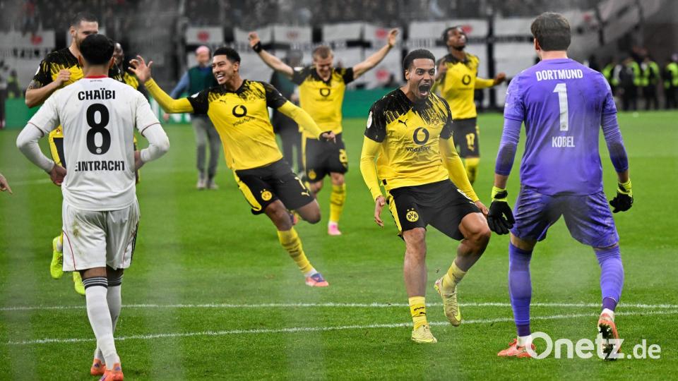 Die Dortmunder Spieler stürmen auf Elfmeter-Held Kobel zu. Bild: Arne Dedert/dpa