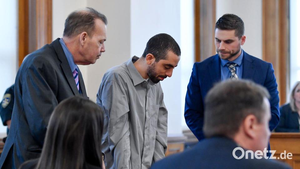 Der Attentäter (Mitte) wurde in New York zu 25 Jahren Haft verurteilt. (Archivbild) Bild: Adrian Kraus/AP/dpa