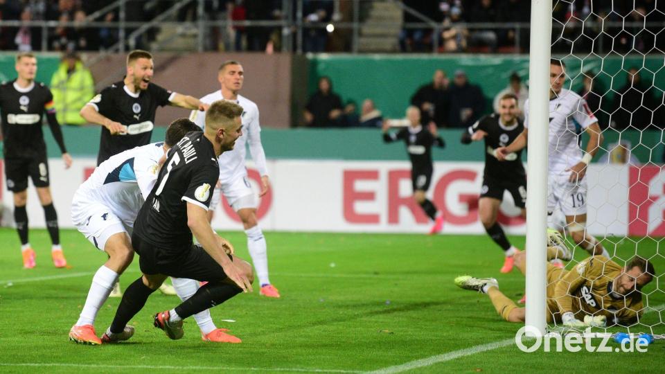 Traf früh zur St. Pauli-Führung: Hauke Wahl (M) Bild: Daniel Bockwoldt/dpa