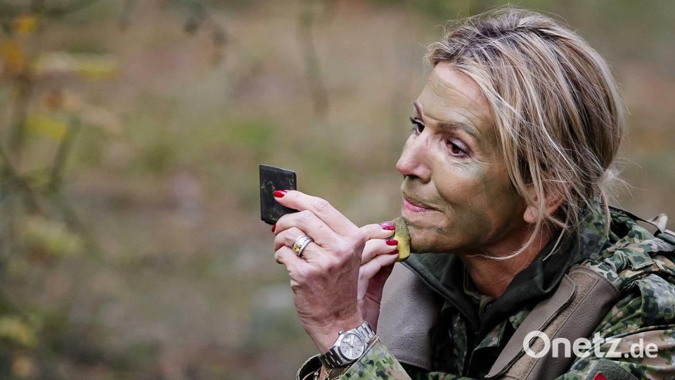 Königin Maxima der Niederlande trägt während eines Besuchs im Dienstjahrlager der Königlich Niederländischen Marechaussee in Harderwijk Gesichtsbemalung auf. Bild: Sem Van Der Wal/ANP/dpa