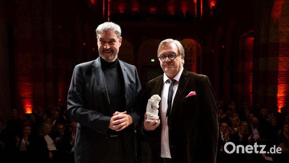 Hape Kerkeling (r) erhielt den Ehrenpreis von Ministerpräsident Markus Söder (CSU). Bild: Sven Hoppe/dpa