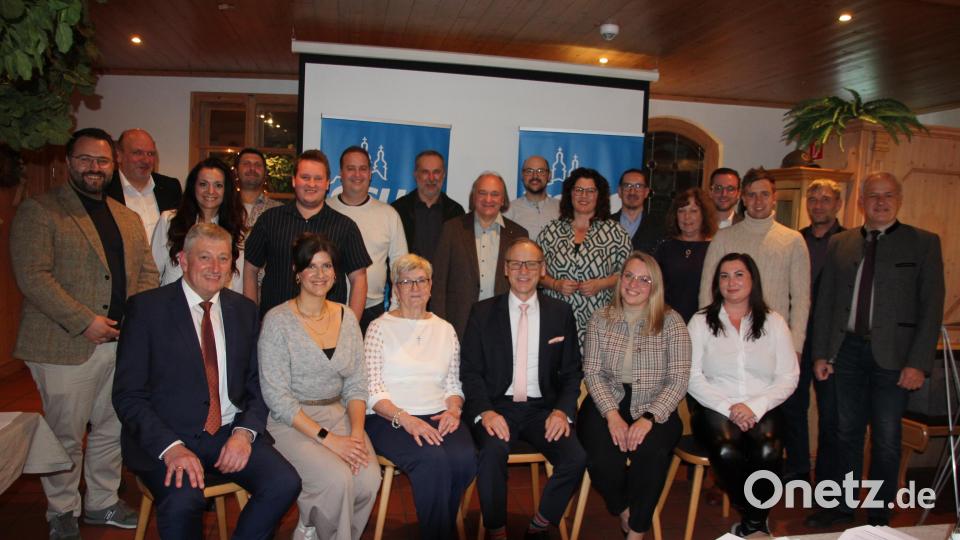 Die Stadtratskandidaten der Waldsassener CSU. Sitzend von links, Markus Scharnagl, Franziska Härtl, Gudrun Sirtl, Bernd Sommer, Katja Bloßfeldt und Martina Mydlarova. Stehend von links, Matthias Grundler (Bürgermeister Falkenberg), Andreas Riedl, Margit Bayer (Bürgermeisterin Waldershof), Alexander Döllinger, Christian Urbanek, Christian Rosner, Helmut Übelacker, Harald Hertel, Felix Haberkorn, Tatjana Schumacher, Tobias Kunz, Jutta Hoffmann, Adrian Käs (Bürgermeisterkandidat Friedenfels), Franziskus Stopp, Jörg Wilfling und Landrat Roland Grillmeier. Bild: kro