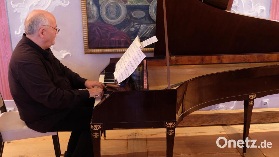 Ein berühmter Oberpfälzer in Aktion: Professor Christoph Hammer brachte in Speinshart mit einem Fortepiano-Nachbau die Musik des 18. Jahrhunderts zum Klingen. Bild: Robert Dotzauer